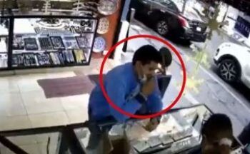 Hombre se traga cuatro anillos en una joyería