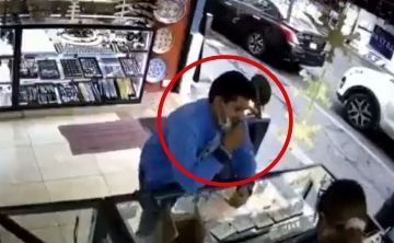 Hombre se traga cuatro anillos en una joyería