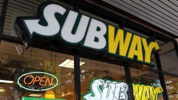 Empleada de Subway pelea con ladrón que quería asaltar la sucursal y su jefe la despide