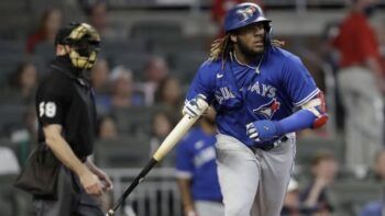 Vladimir Guerrero Jr. da el 45 y es líder solitario de HR