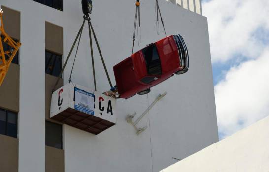 Colocan otra vez la Camioneta Roja en edificio de Santo Domingo Motors