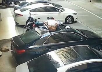 Pareja tiene relaciones sexuales en un balcón y la mujer pierde el equilibrio, cayó sobre un vehículo