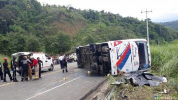 Once muertos en Ecuador tras caerse un autobús a un abismo
