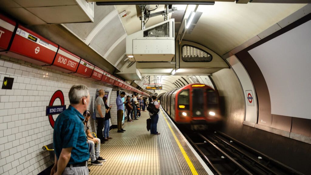 Un grupo de pasajeros da una paliza a un hombre que iba a agredir a una joven asiática en el metro de Londres