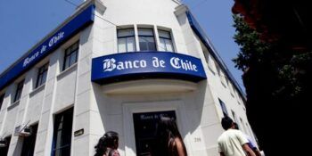 Precio del dólar se eleva en Chile debido a la incertidumbre política y a los retiros de fondos de las AFP