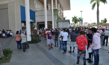 Bancos amplían horarios y se acogen a disposición oficial de requerir vacunación