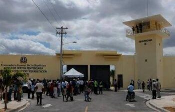 Un muerto y dos heridos tras enfrentamiento entre reos en cárcel de Higüey