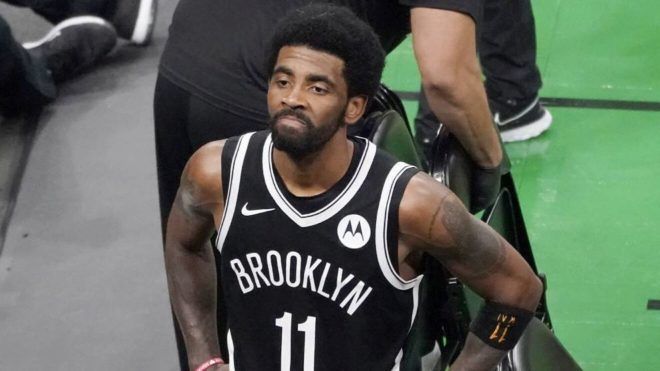 Siguen los ataques contra Kyrie Irving por no vacunarse