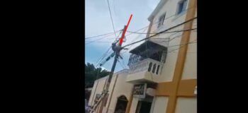 Electricista se quedó -pegado- tras recibir descarga eléctrica cuando hacia conexiones en un poste