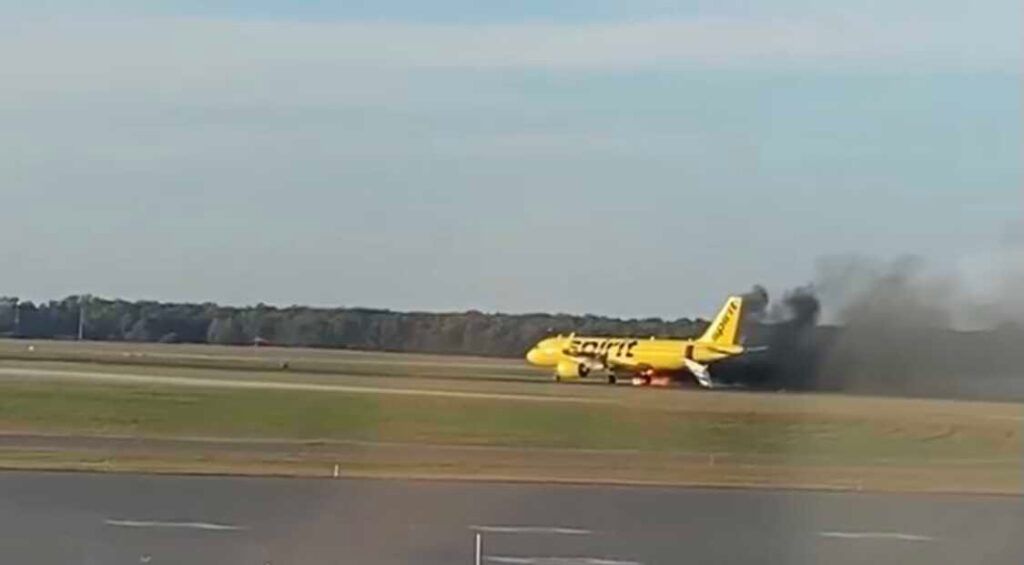 Avión de Spirit se incendia durante despegue luego que un pájaro voló directo al motor