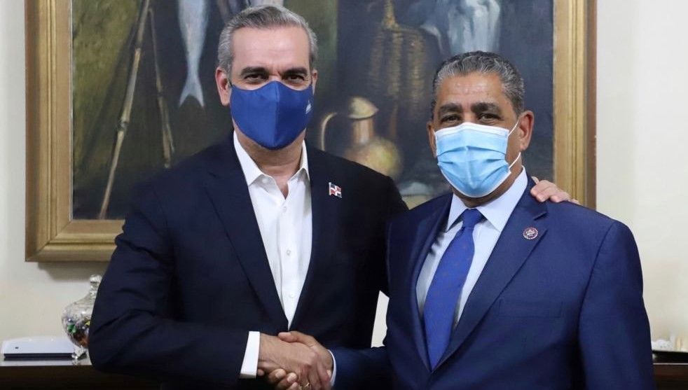 Adriano Espaillat sugiere rebajar sueldos a diplomáticos RD