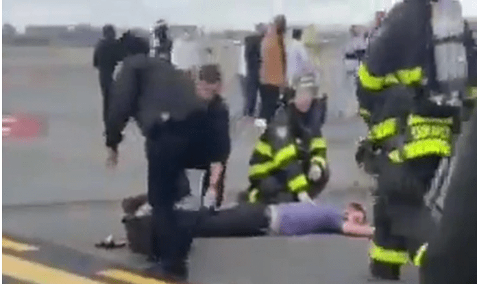 Un avión aterrizó de emergencia en Nueva York y detuvieron a un pasajero en la pista del aeropuerto