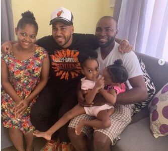Romeo Santos visita siamesas en San Cristóbal