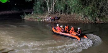 Se ahogaron 11 estudiantes de un colegio mientras limpiaban un río