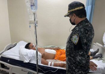 Eduardo Then visita a policía herido de bala, tras impedir asalto en Villas Agrícolas