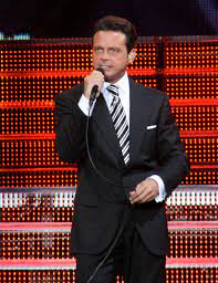 Demandan a Luis Miguel por 11 millones de dólares