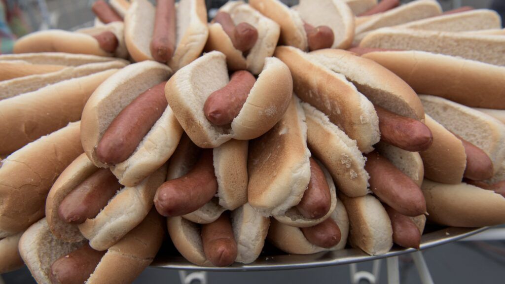 Muere tras atragantarse durante concurso de comer hot dogs