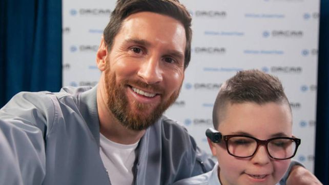 Lionel Messi donó anteojos inteligentes a personas con discapacidad visual