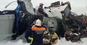 Mueren 16 personas tras estrellarse un avión de paracaidismo en Rusia