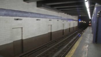 Joven de 16 años camina por los rieles del tren F de Manhattan a Queens
