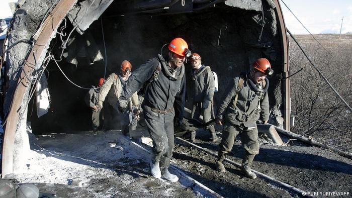 Acienden a 52 los muertos tras explosión de una mina de carbón  en Rusia
