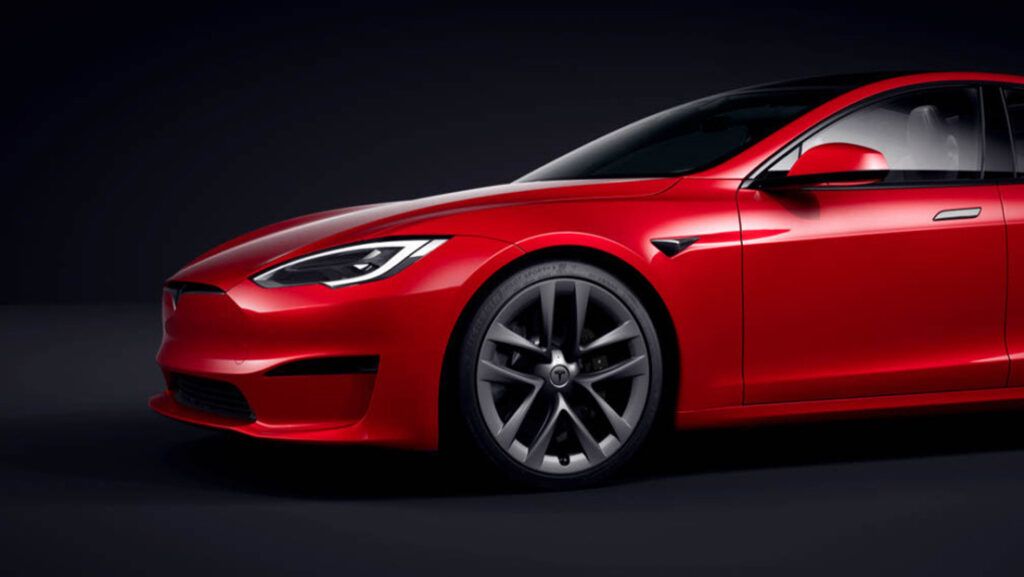 Un Tesla Model S Plaid ‘ridiculiza’ en una carrera a dos de los coches a gasolina más rápidos (VIDEO)