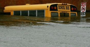 Bus escolar cae en arroyo en Pennsylvania; transportaba a 29 niños