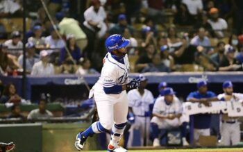 Licey resurge en debut dirigencial de José Offerman; doblegan a los Leones 5-4