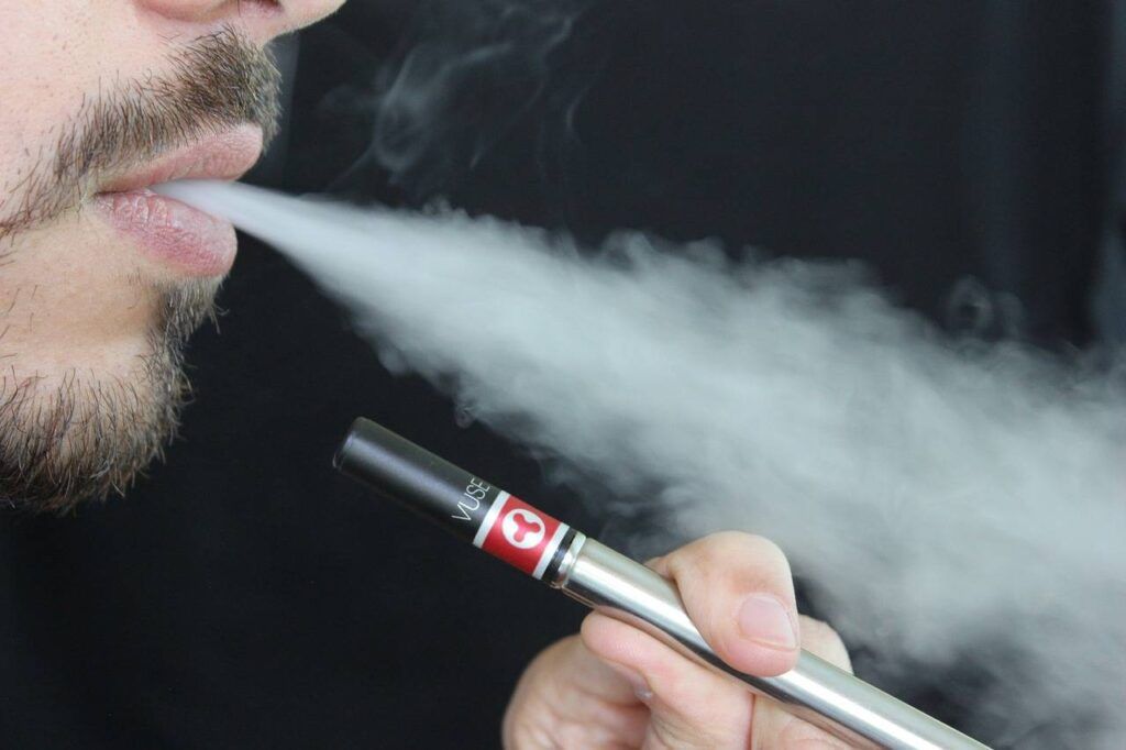 “Vapeo” es una de las causas de los accidentes de tránsito, asegura el ministro de Salud