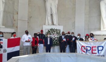 Efemérides Patrias deposita una ofrenda floral en la conmemoración 100 aniversario del natalicio de Florinda Soriano Muñoz “Mamá Tingó”