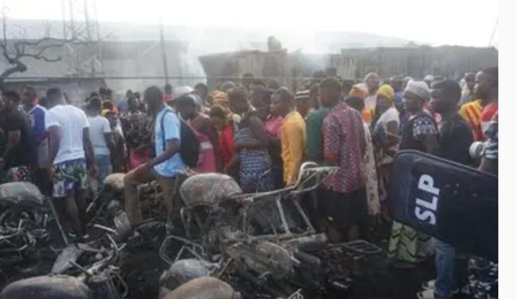 Mueren 84 personas tras explotar un camión con combustible