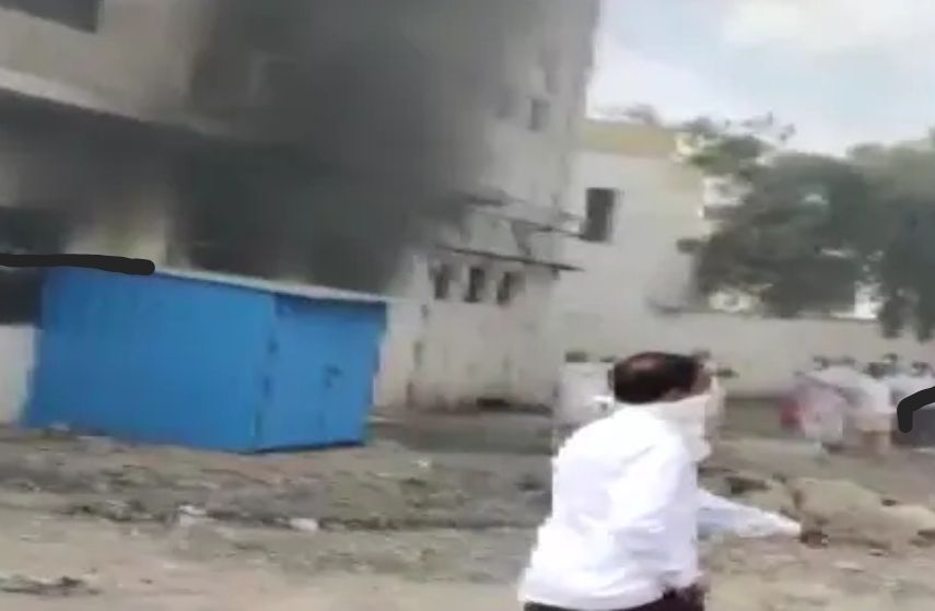 11 muertos tras incendio en la UCI de un hospital indio para enfermos con covid-19
