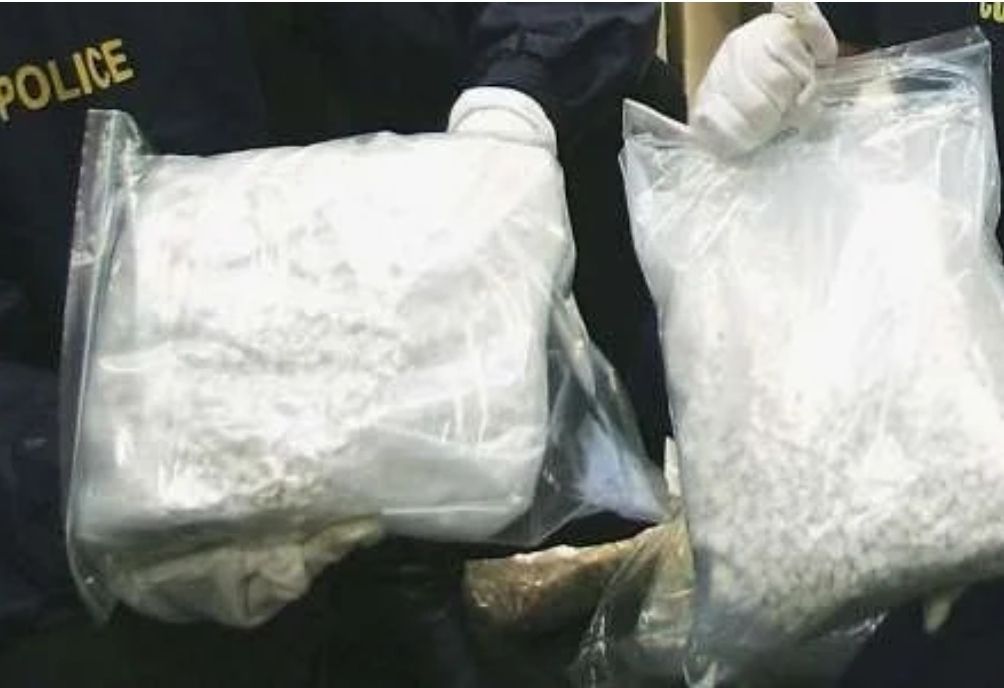 Pidieron unos vestidos por internet y les mandaron drogas