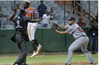 Toros del Este ganan a los Leones del Escogido