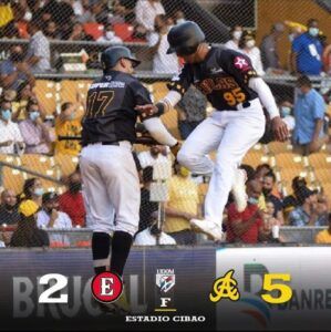 Águilas suben al segundo lugar tras derrotar a los Leones