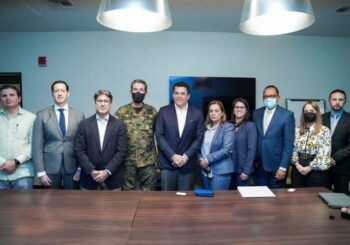 Uber acuerda con el gobierno registrarse como empresa de Transporte