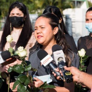 Mujeres se visten de negro para condenar violencia machista