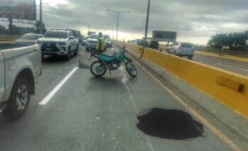 Socavón afecta elevado del kilómetro 12 de la Autopista Duarte