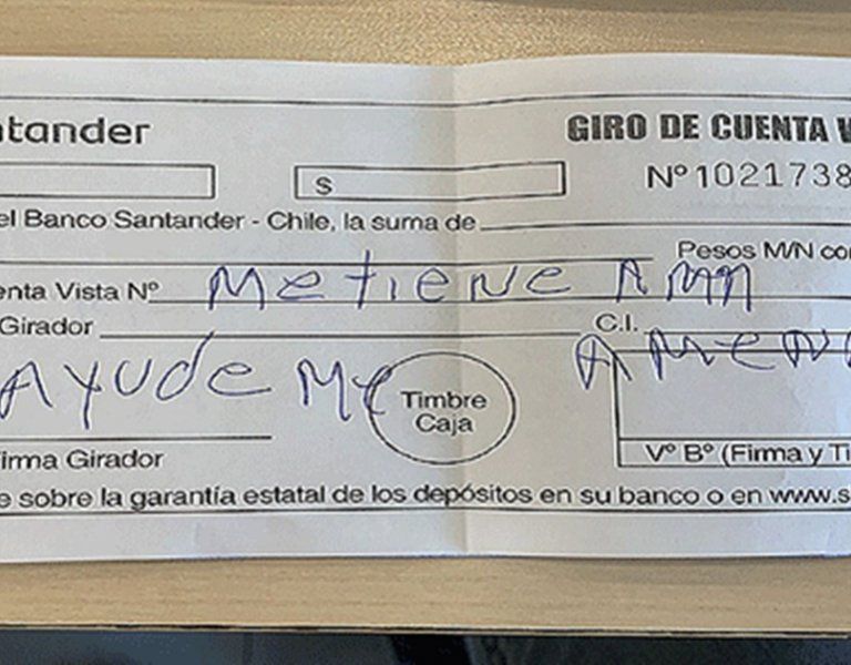 «Ayúdenme», escribe hombre secuestrado y obligado a retirar dinero en sucursal bancaria