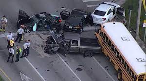 Accidente de varios vehículos que involucra a autobús escolar deja un muerto y heridos en Florida