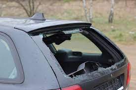Novia trata de vengarse de su novio y destroza un carro ajeno