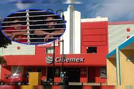 Jóvenes quedan atrapados en cine por quedarse dormidos
