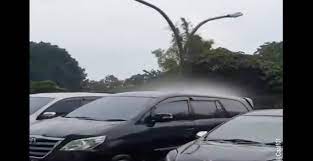 Cae lluvia en un solo carro