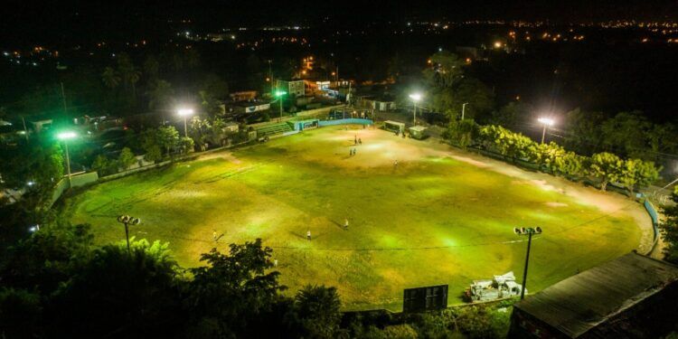 Tras 15 años a oscuras, Edesur ilumina y electrifica estadio de Caballona