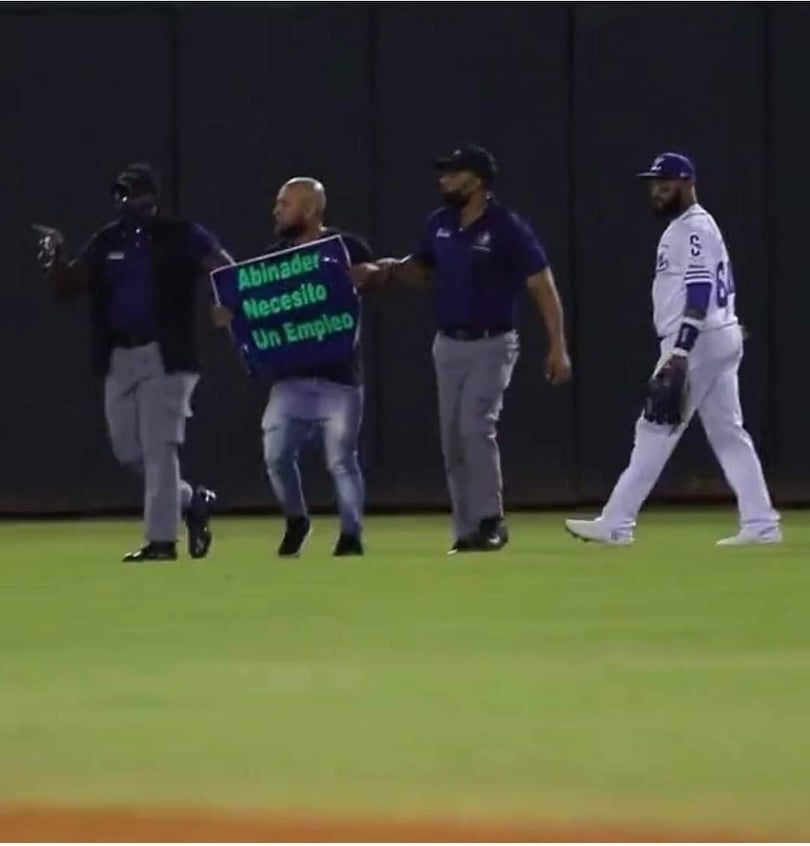 Hombre interrumpe juego en el Quisqueya para pedir empleo al presidente Abinader