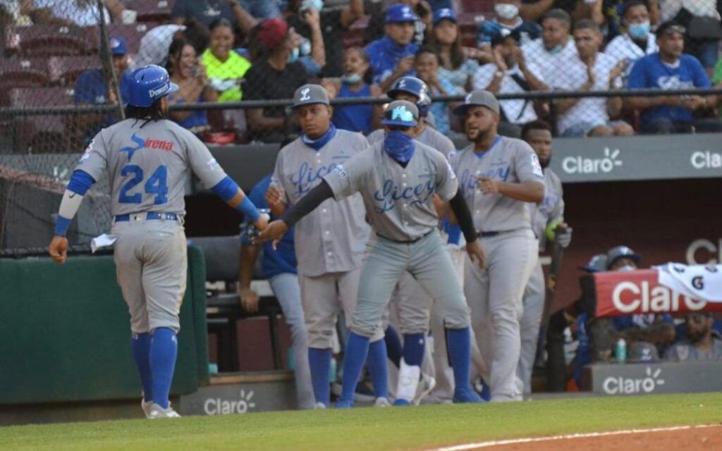 Los Tigres del Licey derrotaron 8 carreras por 5 a los Gigantes del Cibao