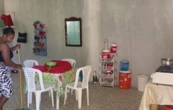 Haitianos invaden escuelas en construcción en Moca; 28 aulas ocupadas por 28 familias que las utilizan como vivienda