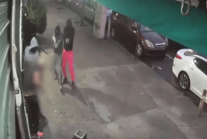 Matan a joven de origen hispano y hieren a su acompañante durante asalto en el Bronx