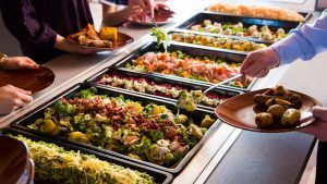 Por comelon prohíben entrada a hombre en un restaurante