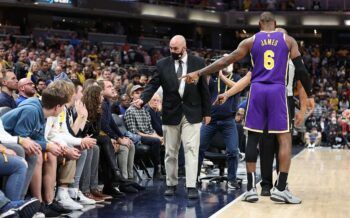 LeBron pide sacar a dos fanáticos durante juego 